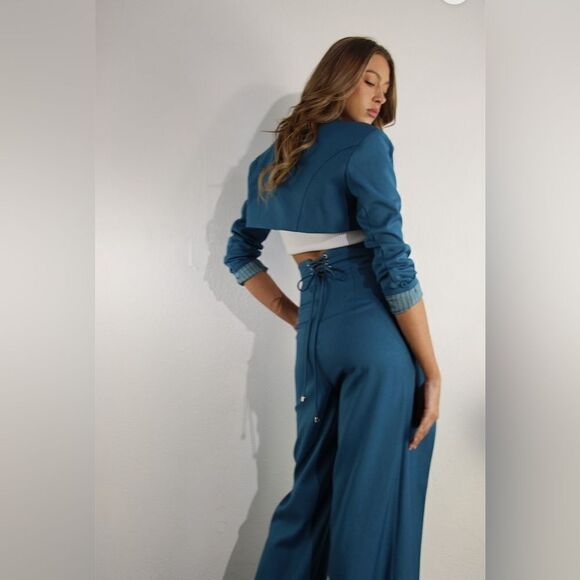 040. CROPPED POWER SHOULDER BLAZER - Picture 4 of 8